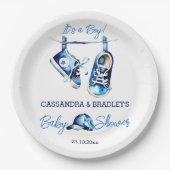 Es ist eine junge blaue Baby-Sport-Schuhkappe Baby Pappteller (Vorderseite)