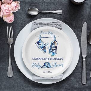 Es ist eine junge blaue Baby-Sport-Schuhkappe Baby Pappteller