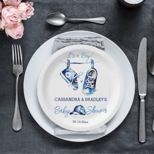 Es ist eine junge blaue Baby-Sport-Schuhkappe Baby Pappteller