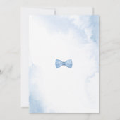 Es ist eine junge Blue Dusty Bow Baby Dusche Einladung (Rückseite)