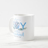 Es ist eine junge Elefant Baby Announcement Tasse (Vorderseite Links)