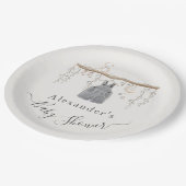 Es ist eine Junge graue Kleidung Eukalyptus Baby D Pappteller (Schrägansicht)