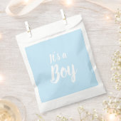 Es ist eine junge, hellblaue Babydusche, Gender-En Geschenktütchen (Ausgeschnitten)
