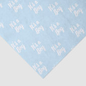 Es ist eine junge, hellblaue, weiße Babydusche. Seidenpapier (Detail)