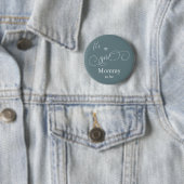 Es ist eine junge, moderne Minimal Calligraphy Mom Button (Beispiel)