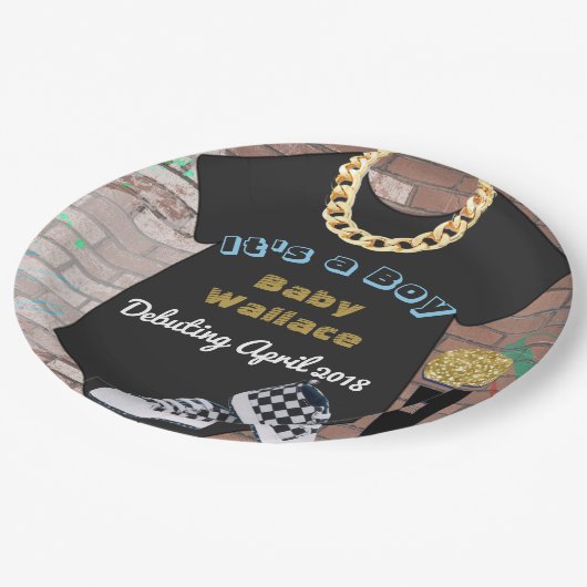 Es ist eine Jungen-angesagter Pappteller (Schrägansicht)