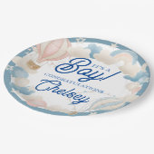 Es ist eine Kinderdusche, die einlädt Pappteller (Schrägansicht)