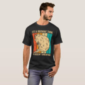 Es ist eine Muskrat Sache, die man hinter Retro ve T-Shirt (Vorne ganz)