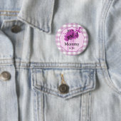 Es ist eine Niedliche Girl Pastel Pink Gingham Mom Button (Beispiel)