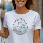 Es ist eine O-Fisch-Mama, unter dem Meer zu sein T-Shirt<br><div class="desc">Es ist ein T - Shirt für die Ankündigung einer Schwangerschaft von O-Fischen, den Sie für Mama-to-be, Mama zu sein, Nana zu sein usw. anpassen können. Natürliche und sanfte Aquarellgestaltung in Blau und Beige mit Walen, Fischen und Korallen unter dem Meer. Whimsikale Schrift und Boho Stilweise, perfekt für Wal Babydusche,...</div>