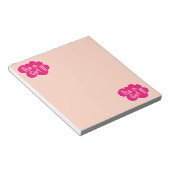 Es ist eine pinkfarbene Babydusche Notizblock (angewinkelt)