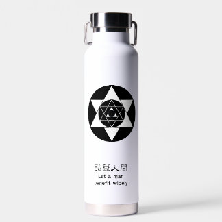 Es ist eine Wasserflasche, die mit dem gründenden  Trinkflasche