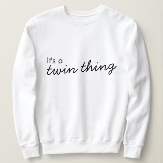 Es ist eine Zwillingsfrage | Moderne, aufeinander  Sweatshirt (Design vorne)