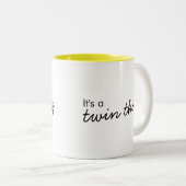 Es ist eine Zwillingsfrage | Moderne, aufeinander Zweifarbige Tasse (VorderseiteRechts)