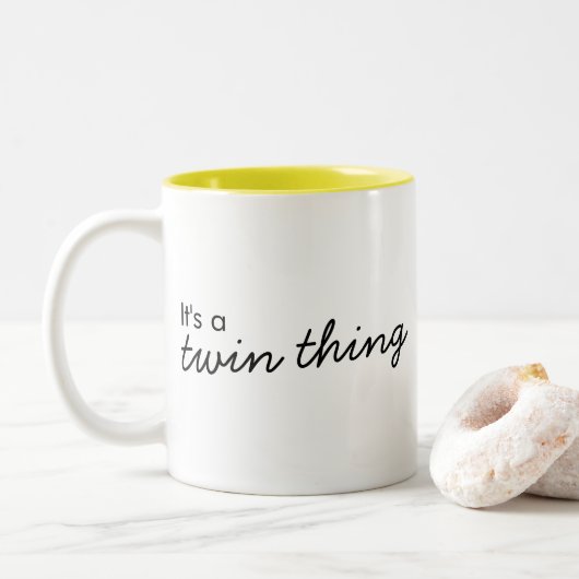 Es ist eine Zwillingsfrage | Moderne, aufeinander Zweifarbige Tasse (Mit Donut)