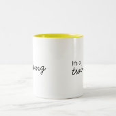 Es ist eine Zwillingsfrage | Moderne, aufeinander Zweifarbige Tasse (Mittel)