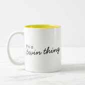 Es ist eine Zwillingsfrage | Moderne, aufeinander Zweifarbige Tasse (Links)