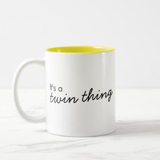 Es ist eine Zwillingsfrage | Moderne, aufeinander  Zweifarbige Tasse (Links)