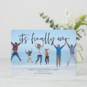 Es ist endlich vorbei | Hello 2021 Holiday Foto Ca Einladung (Stehend Vorderseite)