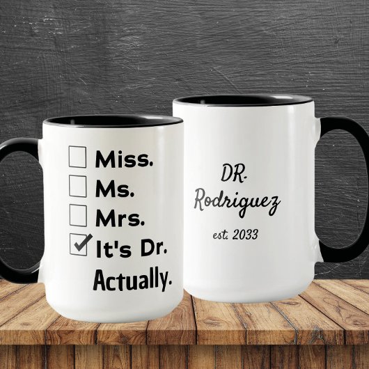 Es ist Fräulein Frau Mrs – Eigentlich ist es Dr. B Tasse