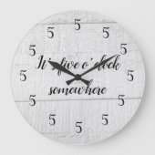 Es ist fünf Uhr irgendwo Shiplap rustikal (Vorderseite)