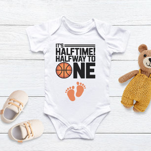 Es ist halb so! Basketball Sport Halbpension Baby Strampler