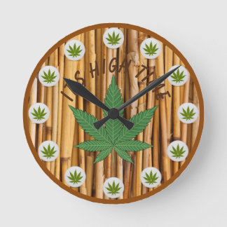 Es ist High Time Weed Leaf Natural Bamboo Custom Runde Wanduhr