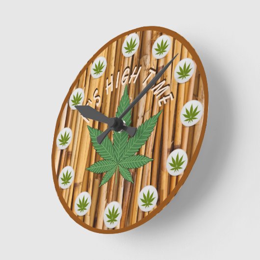 Es ist High Time Weed Leaf Natural Bamboo Custom Runde Wanduhr (Winkel)