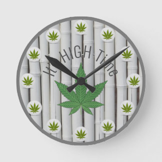 Es ist High Time Weed Leaf White Bamboo Custom Runde Wanduhr