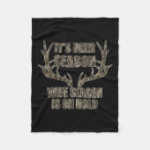 Es ist Hirschsaison Ehefrau Jahreszeit ist auf Fes Fleecedecke (Vorderseite)