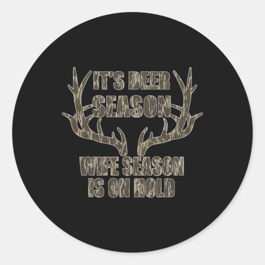 Es ist Hirschsaison Ehefrau Jahreszeit ist auf Fes Runder Aufkleber (Vorderseite)