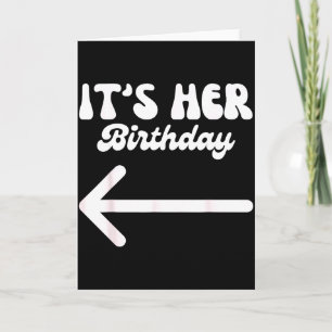 Es ist ihr Geburtstag (Pfeil zeigt darauf) Humor A Karte