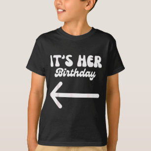 Es ist ihr Geburtstag (Pfeil zeigt darauf) Humor A T-Shirt