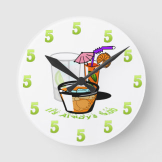 Es ist immer die fünf Uhr-Wanduhr Runde Wanduhr