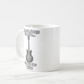 Es ist immer Zeit, Gitarre zu spielen. B&W Kaffeetasse (Vorderseite Links)
