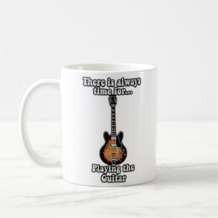 Es ist immer Zeit, Gitarre zu spielen. Retro Kaffeetasse