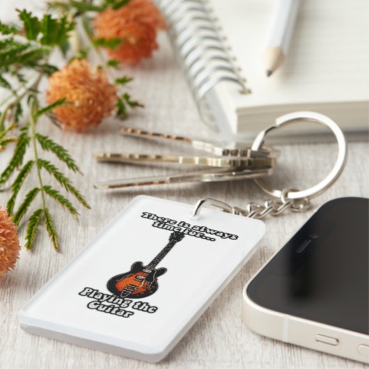 Es ist immer Zeit, Gitarre zu spielen. Retro Schlüsselanhänger (Vorderseite rechts)