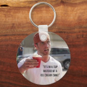 "Es ist in einem CUP anstelle eines Eiscreme-Kones Schlüsselanhänger (Vorderseite)