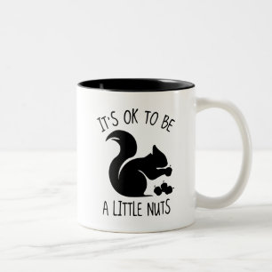 Es ist in Ordnung, ein bisschen Nuts zu sein Zweifarbige Tasse