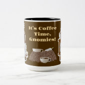 Es ist Kaffeezeit, Gnome! Zweifarbige Tasse (Mittel)