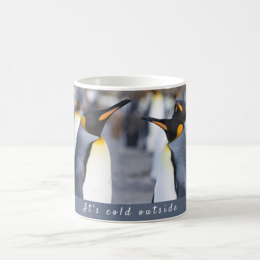 Es ist kalt außerhalb von King Penguin Foto mit Te Kaffeetasse (Mittel)
