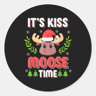 Es ist Kiss Moose Time Wortspiel für Weihnachten Runder Aufkleber