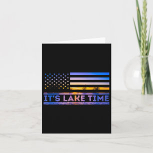 Es ist Lake Time Sunset American Flag Sommerurlaub Karte