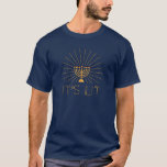 Es ist Lit Hanukkah Shirt<br><div class="desc">Ein perfektes Hanukkah Geschenk oder Shirt zum Feiern. Leck es auf... die Menorah,  das heißt.</div>