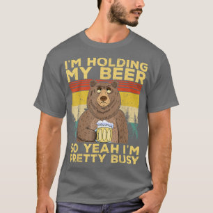 Es ist lustig, dass ich mein Bier halte, aber ich T-Shirt