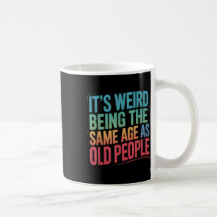 Es ist merkwürdig, das gleiche Alter wie alte Mens Kaffeetasse