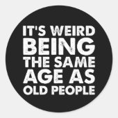 Es ist merkwürdig, das gleiche Alter wie alte Mens Runder Aufkleber (Vorderseite)