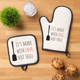 Es ist mit Liebe gemacht, nicht mit Geschick Ofenhandschuh & Topflappen-Set