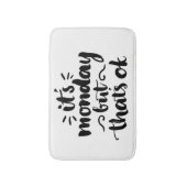 Es ist Montag, aber es ist okay Badematte (Vorderseite Vertikal)