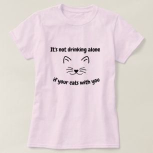 Es ist nicht allein trinken, wenn deine Katzen mit T-Shirt